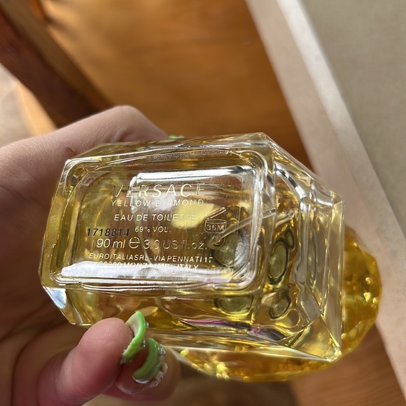 Versace yellow diamond 3.0 fl oz BRAND NEW NEVER USED COMES WITH BOX! - Picture 6 of 8